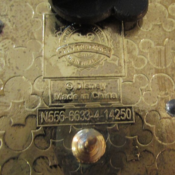 Disney Pins Oswald Holding American Flag / Oswald "Full O Hops" - 2014 - Picture 6 of 12